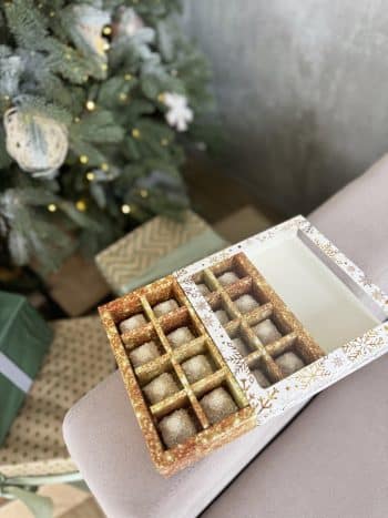 Коробка с окном под 16 конфет Золотая, 177х177х38 мм (дно и обечайка)